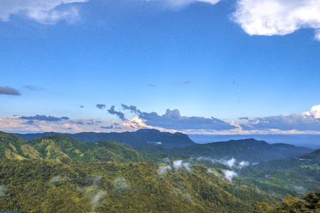 在山景观的雄伟日落。美丽世界