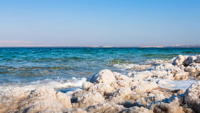 盐关闭在死海的海滩上