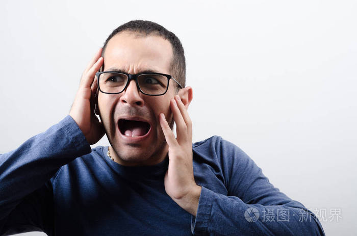 人在恐惧中尖叫