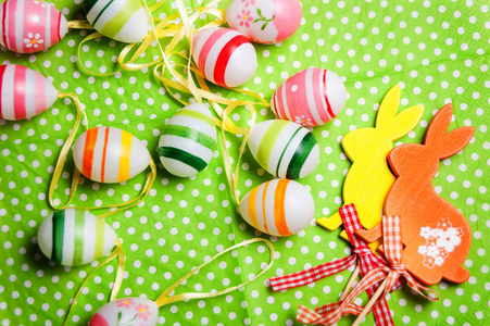 复活节兔子和绿色背景上的鸡蛋