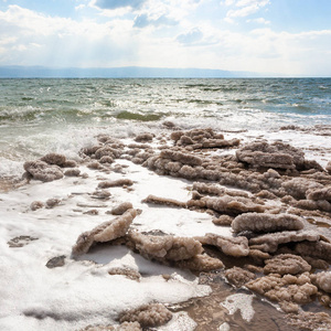 死海海岸冬季的天然盐