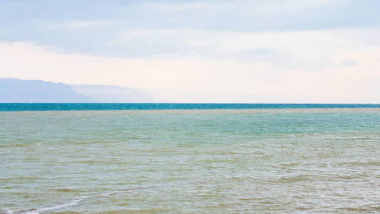 死海的水在冬天的早晨