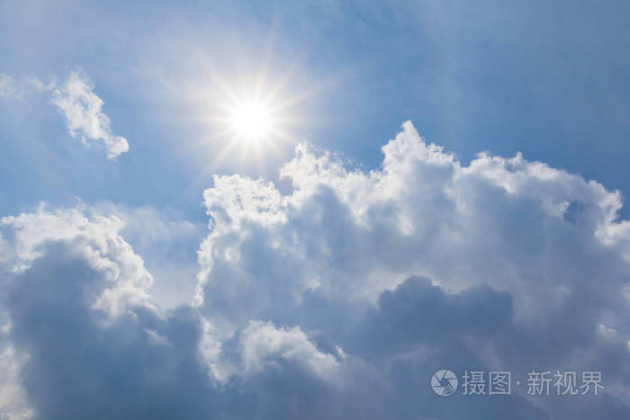 闪闪发光的太阳和多云的天空自然背景