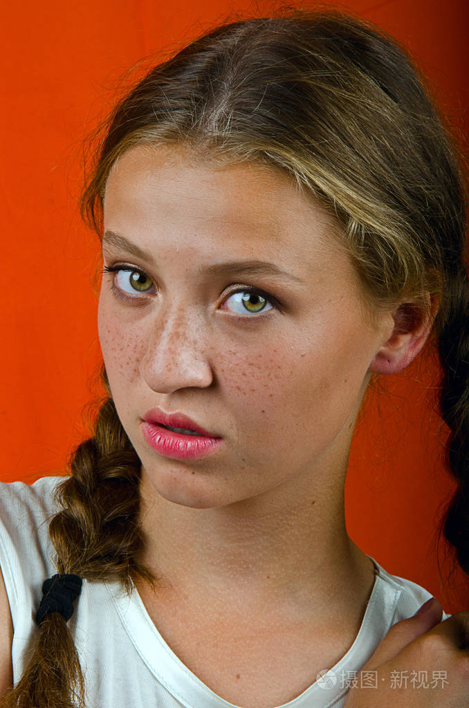 脸上有雀斑的女孩扎着辫子