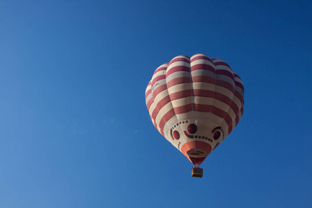 大气球在空中图片