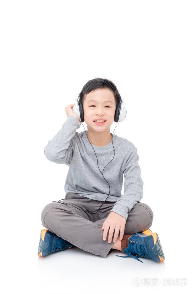 小男孩听音乐用耳机