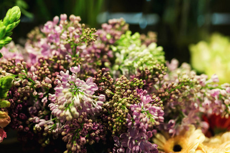 丁香花束, 五颜六色的玫瑰和其他鲜花在进入花店, 花束装饰在花店前, 许多花在市场上, 花在农贸市场