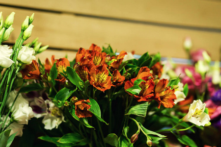 缤纷的玫瑰和其他鲜花在花店的入口处，花束装饰在花店，许多在市场中的花，花在农贸市场