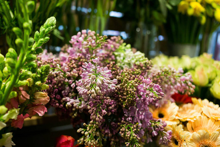 丁香花束, 五颜六色的玫瑰和其他鲜花在进入花店, 花束装饰在花店前, 许多花在市场上, 花在农贸市场