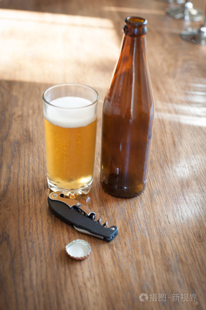 啤酒瓶和桌上的玻璃
