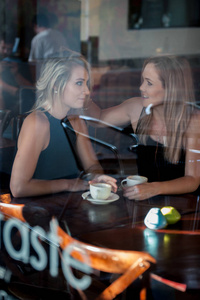 女孩坐在咖啡馆喝咖啡的窗口