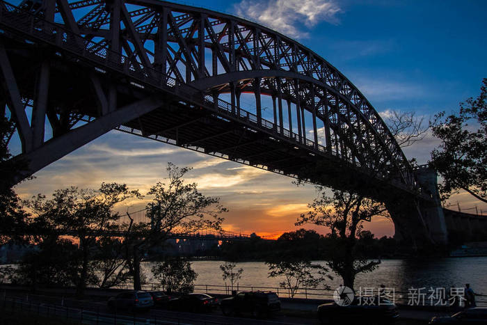 地狱门大桥和在落日的天空，纽约与剪影