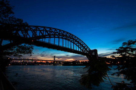 地狱门桥梁和特里伯勒桥在日落前的剪影, 纽约