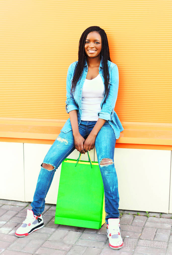 时尚年轻微笑非洲妇女与市 o 购物袋