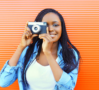 旧的老式相机幸福微笑非洲女人的画像