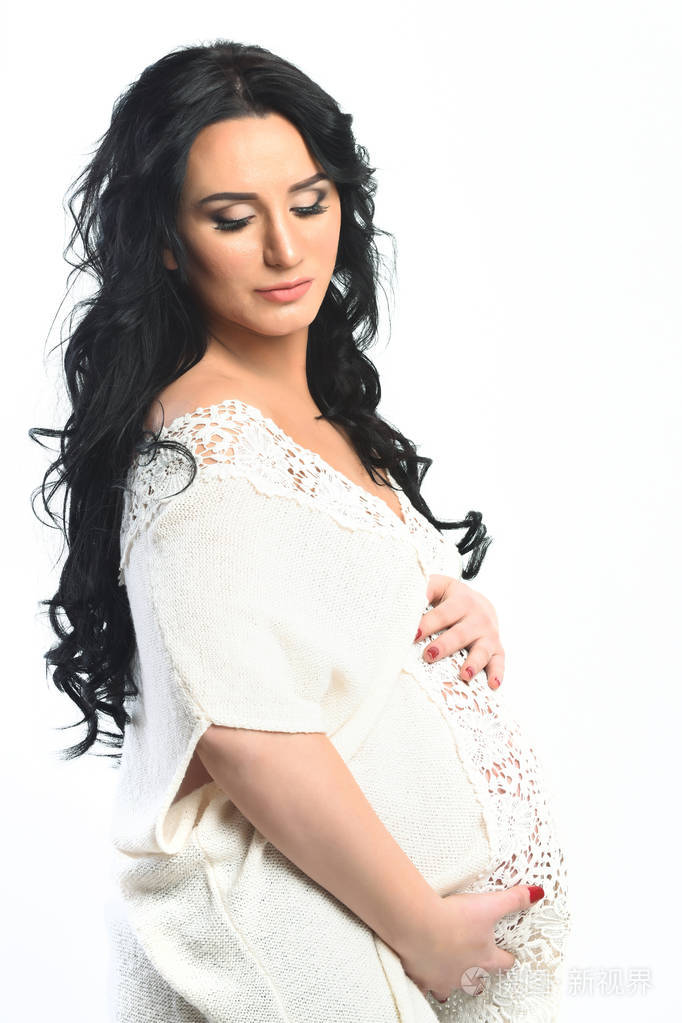 可爱的孕妇抚摸着她的肚子