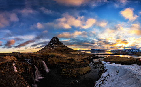 在著名的 Kirkjufellsfoss Waterfall 与 Ki 春天日出