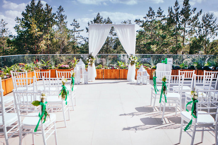 婚礼仪式椅子在阳光下图片