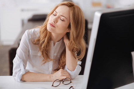 累了的恐怖合同生病的年轻经理在办公室里感觉累了照片