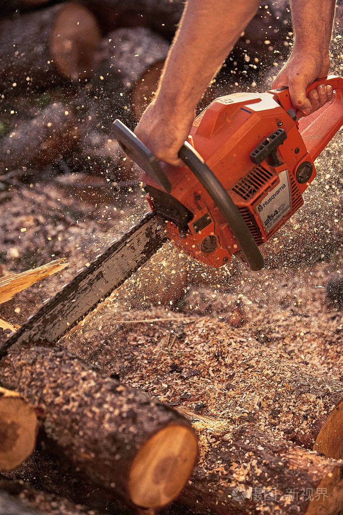 专业电锯切割来燃烧的木头