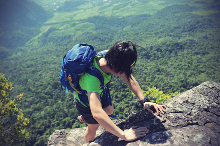 年轻女子登山者攀登