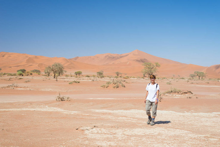 旅游步行到 Sossusvlei，纳米比亚纳米布沙漠，沙漠诺克国家公园，scanic 旅行 desetination。冒险和探索