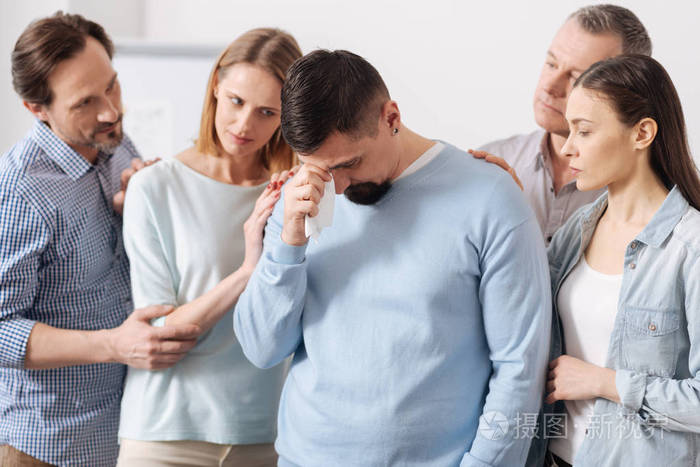 照片的伤心人,摸他的额头上