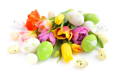 复活节彩蛋与白色背景上的郁金香花