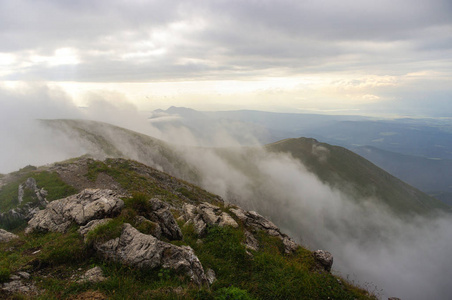 低云层上方山。西方上塔特拉山