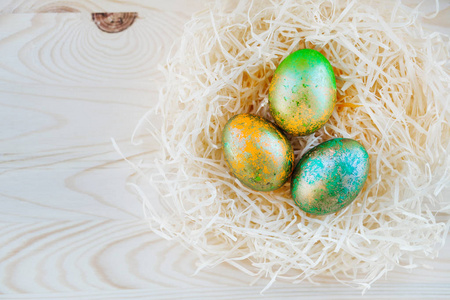 在巢里的彩色的复活节彩蛋。