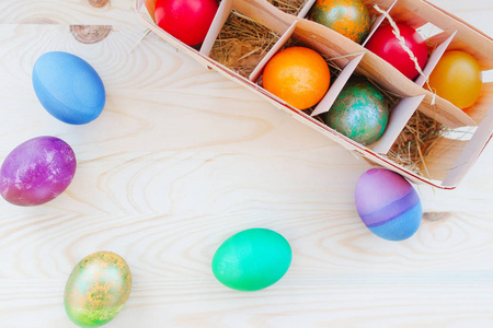 多彩多姿的复活节彩蛋在木质包装