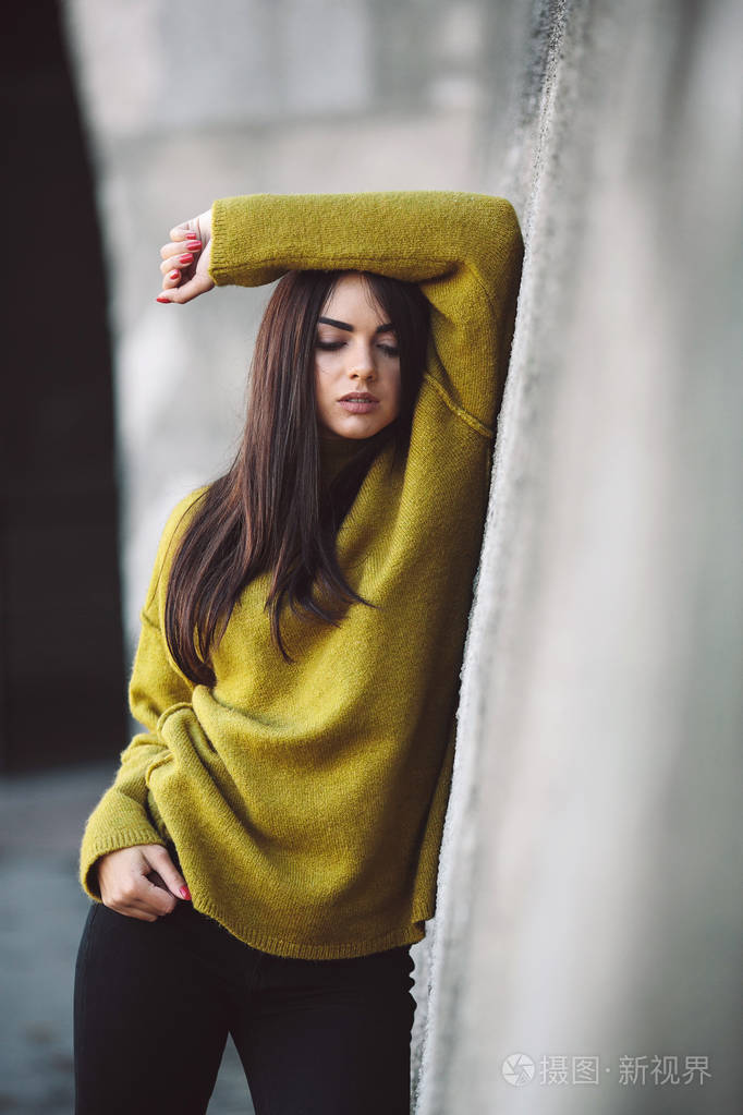 时尚女孩靠墙摆姿势照片-正版商用图片0y27xb-摄图新视界