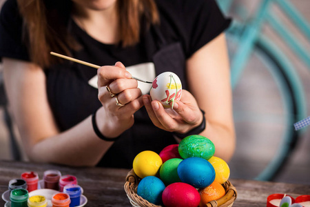 eastertime 在家里的着色鸡蛋。复活节快乐 一位母亲，女孩画复活节彩蛋。幸福的家庭为 Easter.decoratin