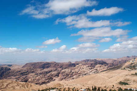 约旦 约旦山峦 植被和沙漠见到从山上佩特拉，著名的历史和考古城市在世界范围内其岩石切建筑景观
