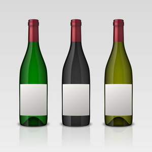 3 现实矢量葡萄酒瓶与孤立的白色背景上的空白标签的集合。Eps10 中的设计模板