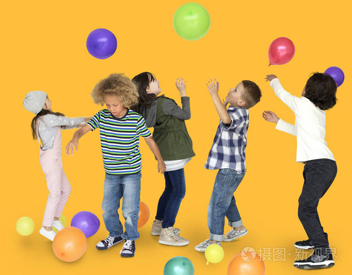 孩子们玩着五颜六色的气球