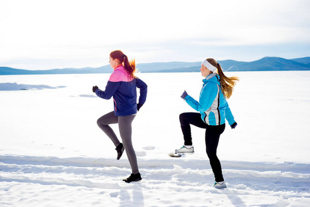 两个女孩在冬天慢跑