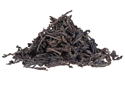 干黑茶叶孤立在白色背景图片