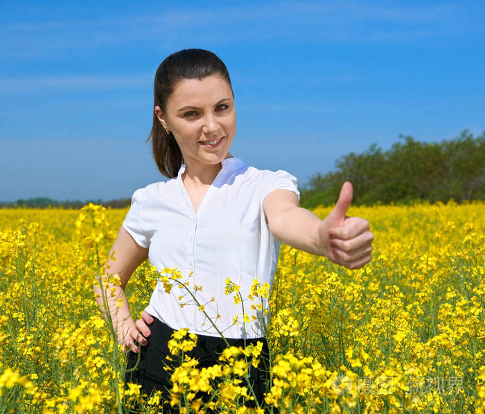 在黄花字段显示拇指手指和微笑最好的姿态美丽的春天景观阳光灿烂的