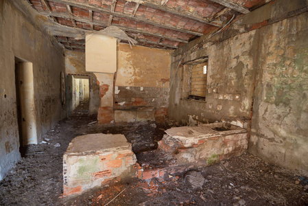 被毁的房子的内部照片