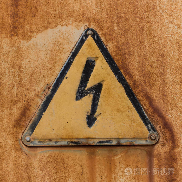 生锈的钢表面上的高压符号