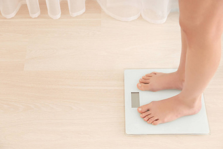 站在体重秤上的女人照片