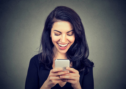 笑女人发短信智能手机谈话令人愉快的图表