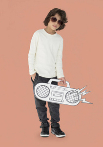 时尚的男孩抱着纸扬声器