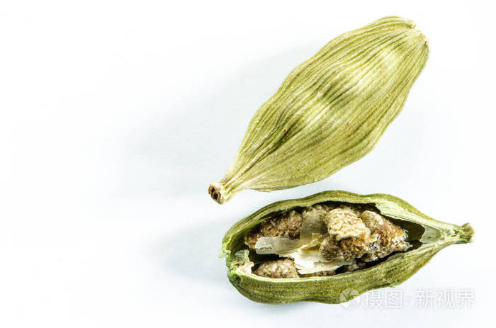 干小豆蔻种子上白色孤立