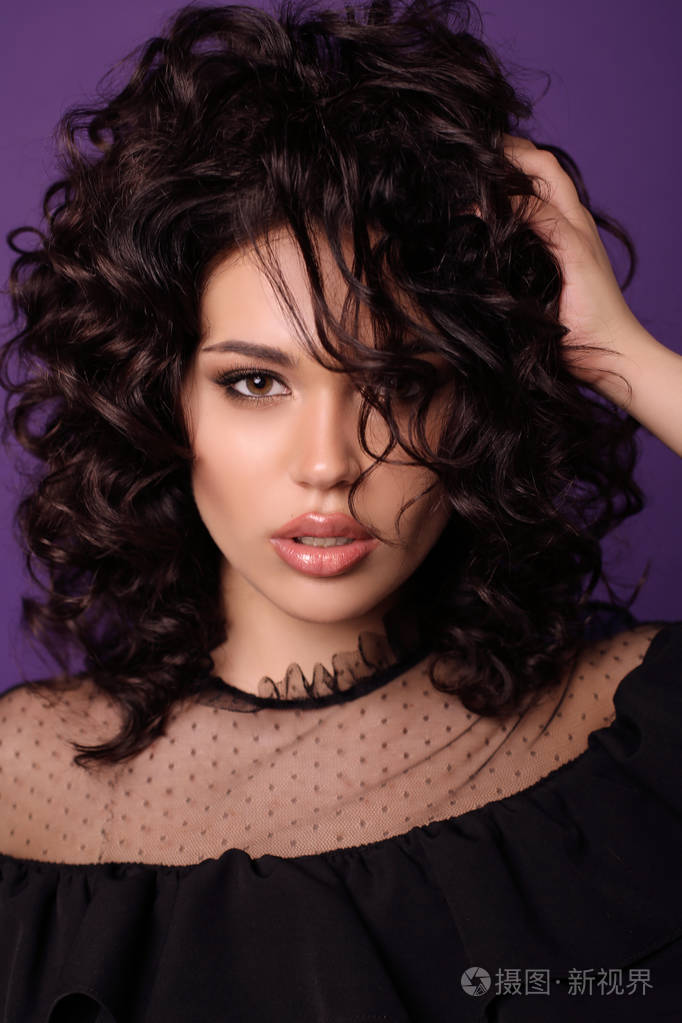 休闲服装构成在工作室的黑头发的漂亮女孩