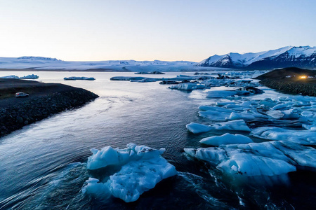 在 Jokulsarlon 环礁湖的南部海岸漂浮的冰山