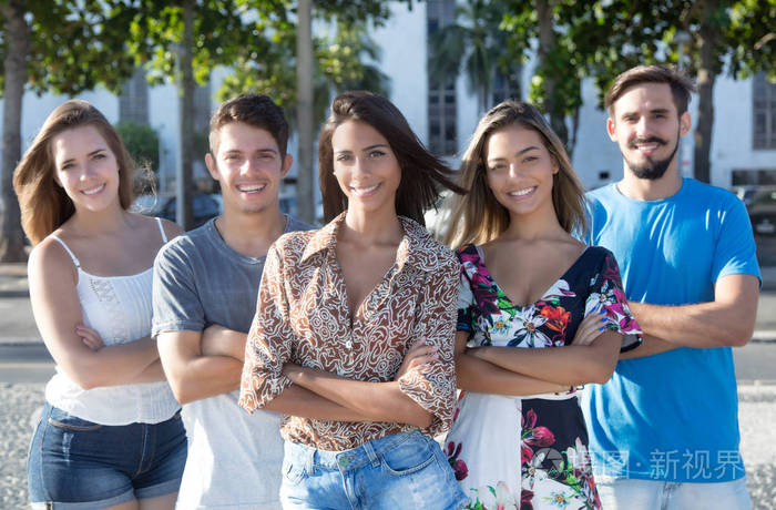 本机的墨西哥女孩与白种人和拉丁文的男人和女人