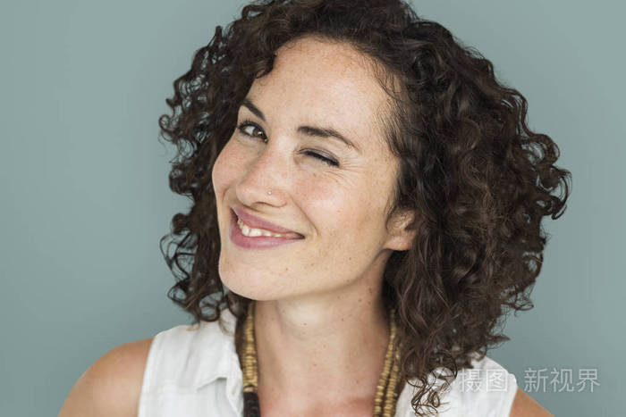 卷曲的头发的白种女人