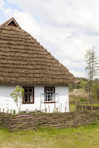 旧传统的木制波兰平房在露天博物馆，科尔布绍瓦，波兰
